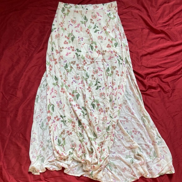 Beautiful long floral skirt with leg slits !! - Picture 3 of 3